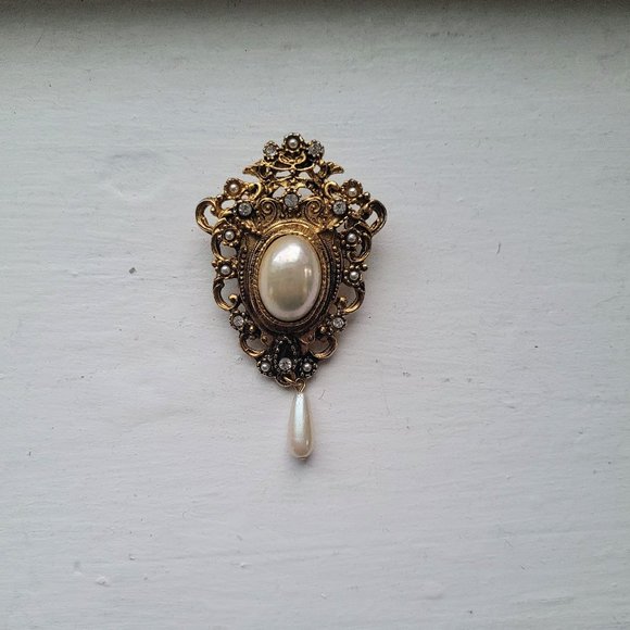 Costume Jewelry - Gaudy Gold Toned Rhinestone Pearl Drop Brooch - Picture 1 of 6